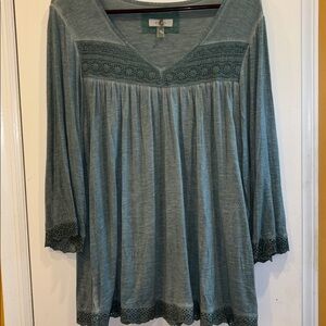 Cupio Seafoam Green Top With Lace Accents V Neck 3/4” Sleeves Size Large PTP 19”